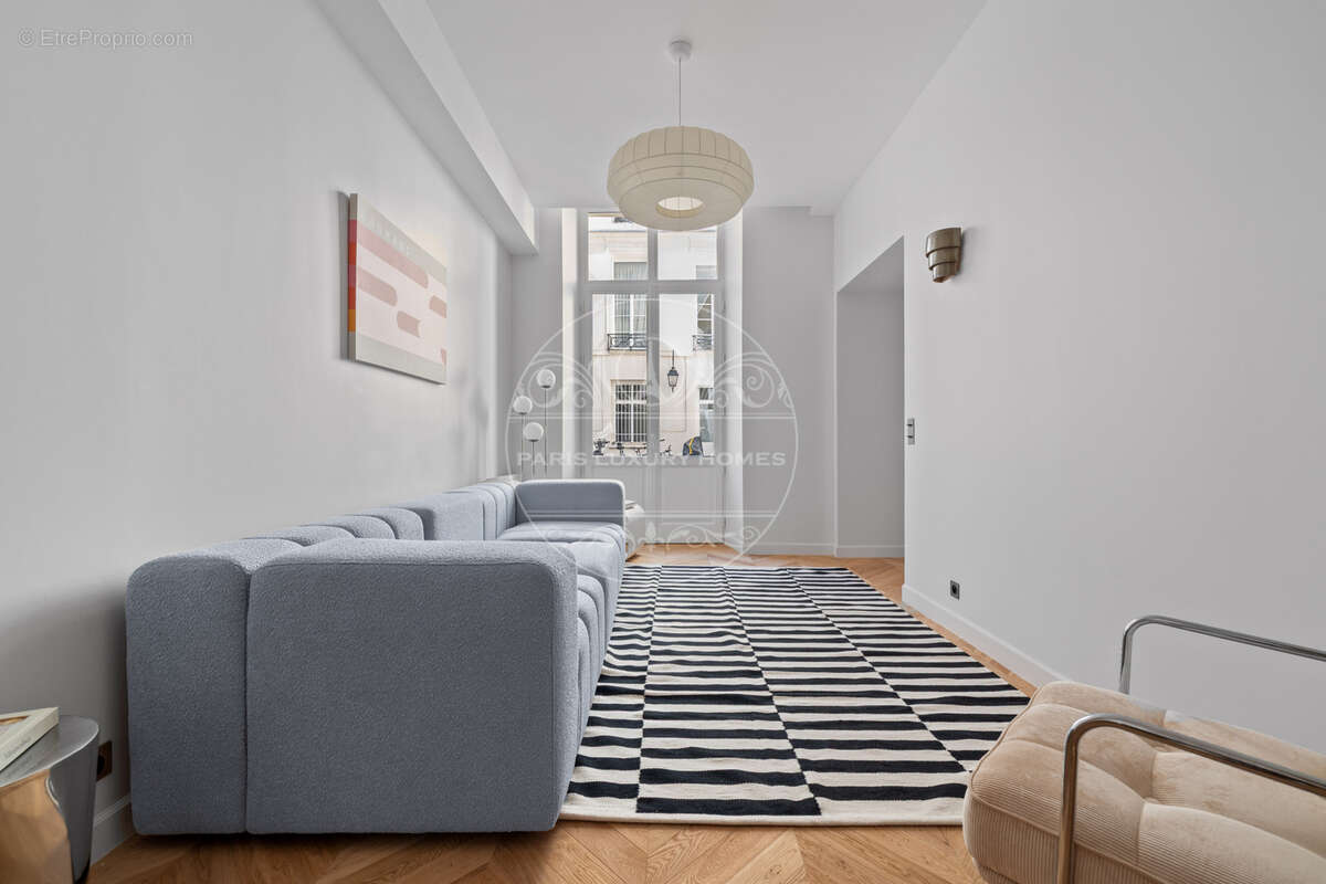 Superbe loft avec verrière à Paris 1er ! - photo 3