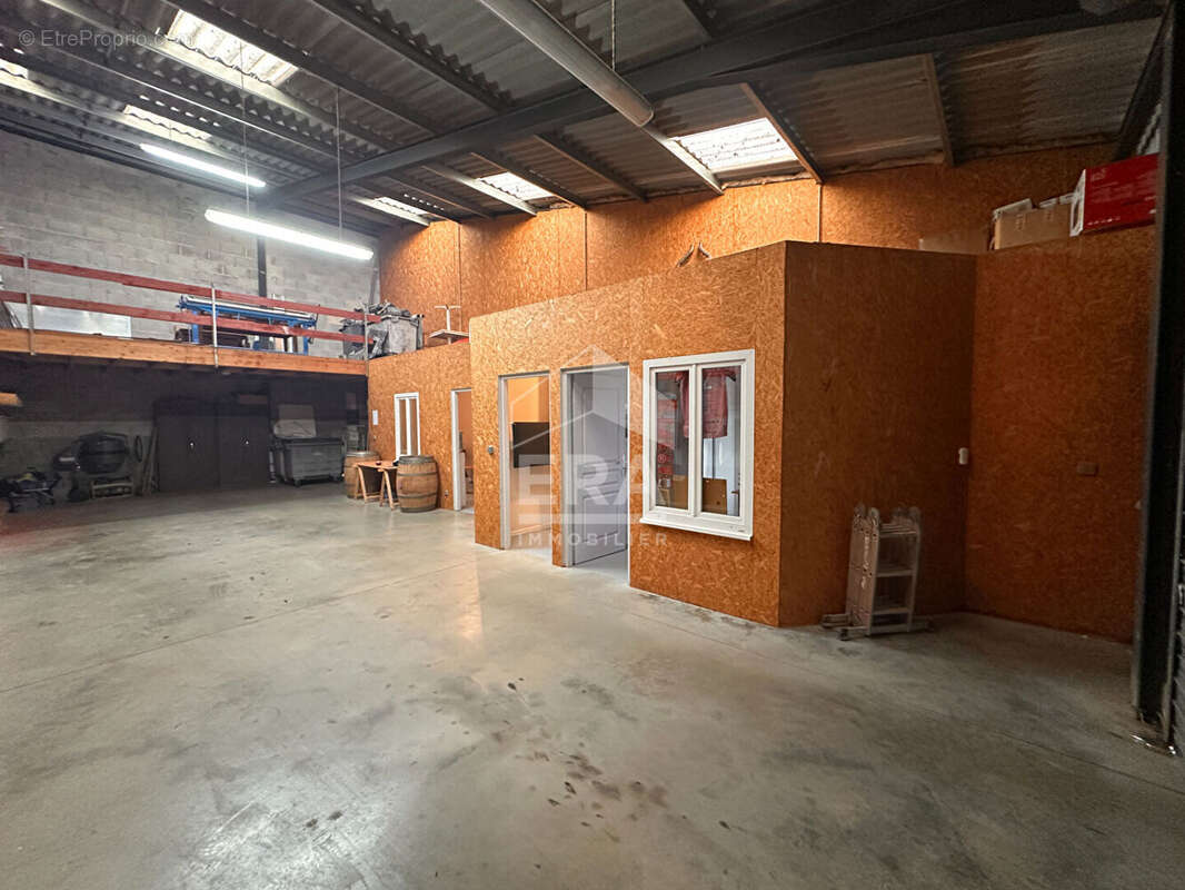 Local professionnel : entrepôt + bureau / 132 m² / copro récente / 2 parkings privatifs - photo 2