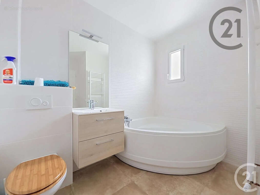 Appartement 71 m² à La Riviere-De-Corps  - photo 7