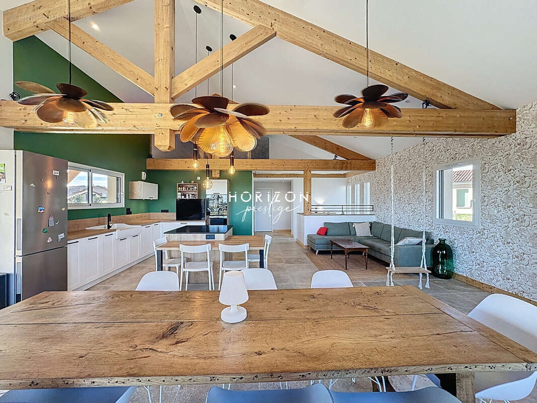 Maison à SOLUTRE-POUILLY