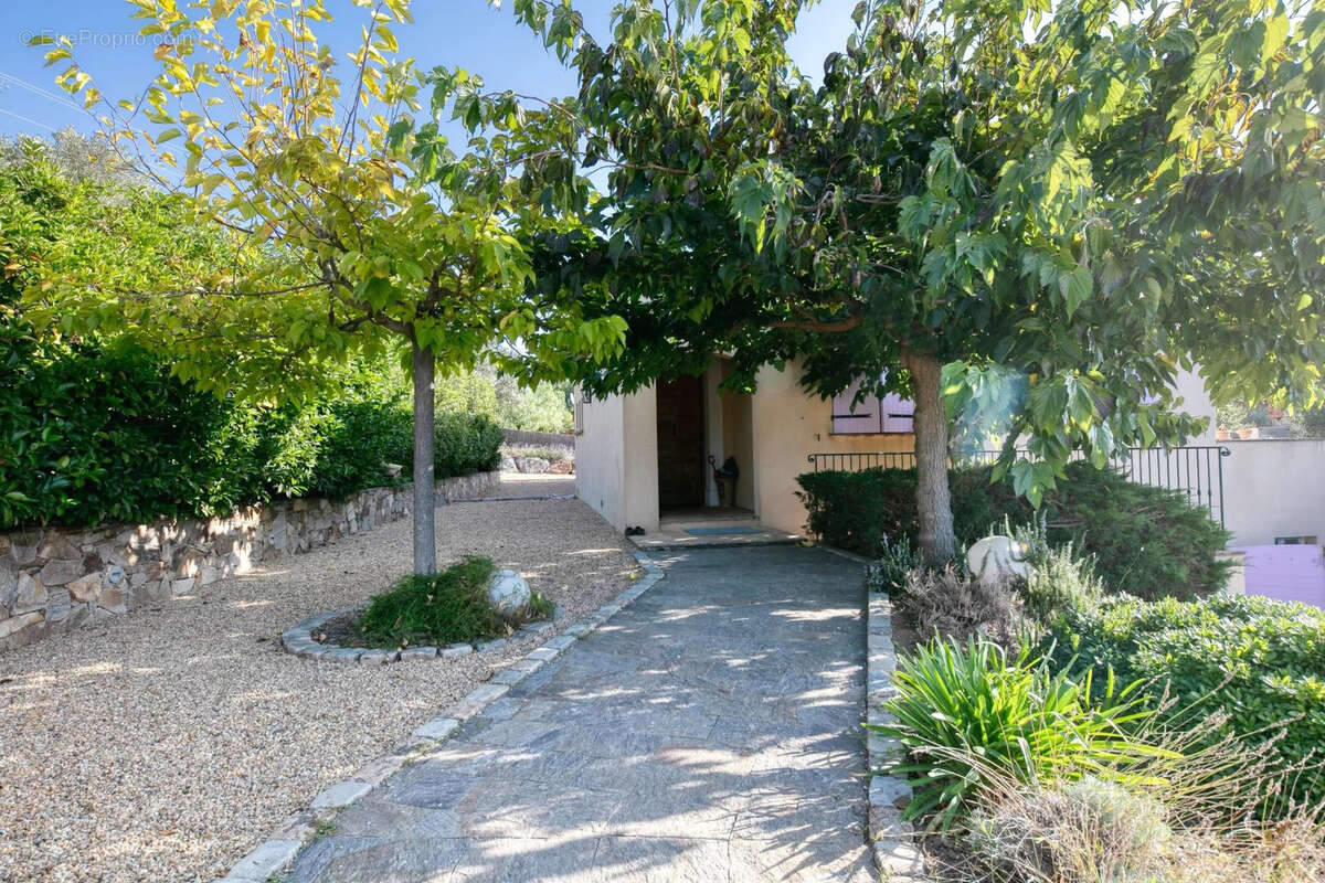 Villa de 200 m2 environ avec grand terrain de 2200 m2 et piscine cogolin - photo 6