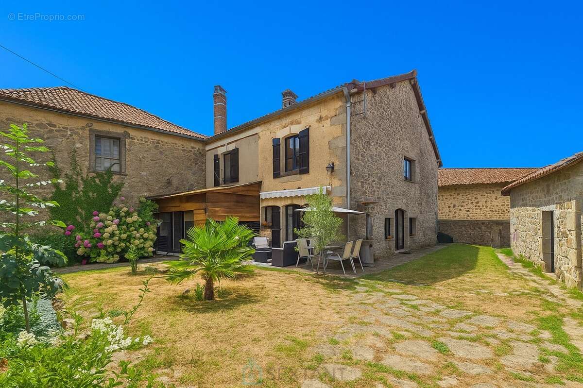 Maison à PIEGUT-PLUVIERS