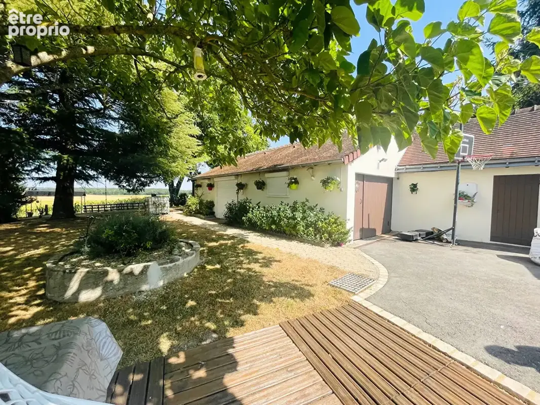 Deux maisons communicantes, près de 7 000 m² de terrain et une vue ouverte sur la campagne à Ligueil - photo 4
