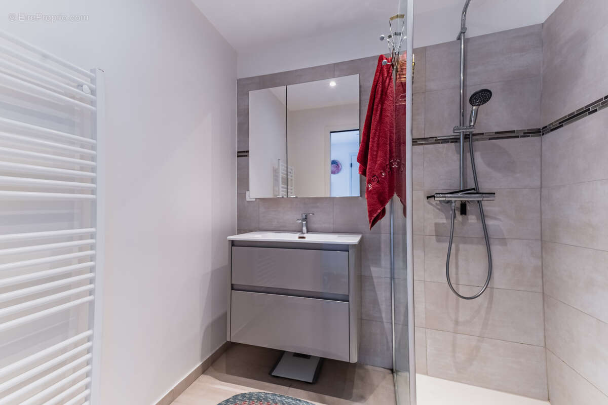 Appartement à SAINT-LAURENT-DU-VAR