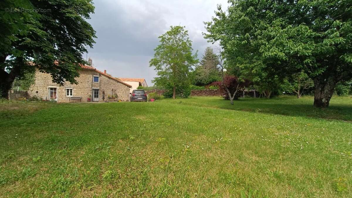 Maison à NANTEUIL-EN-VALLEE