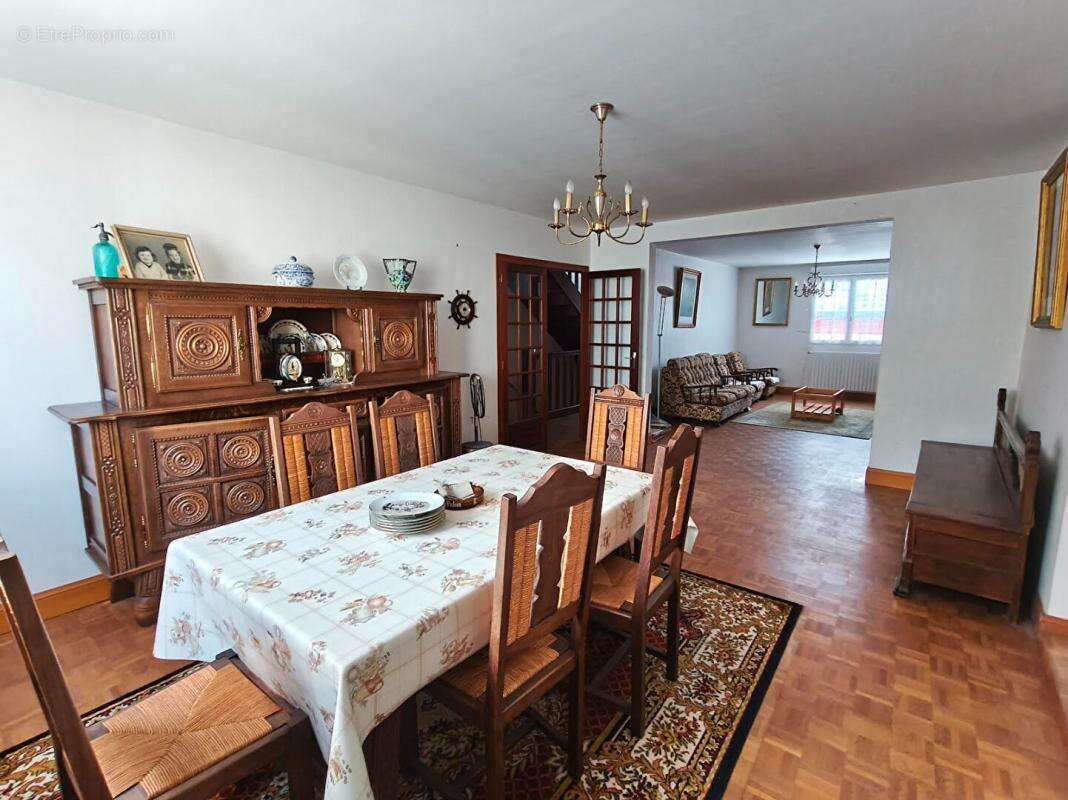 Maison à CHATEAUNEUF-DU-FAOU