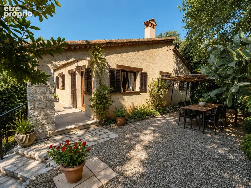 Saint-Paul-de-Vence   Villa niçoise individuelle à rénover avec fort potentiel sur terrain de 2 500 m2. - photo 2