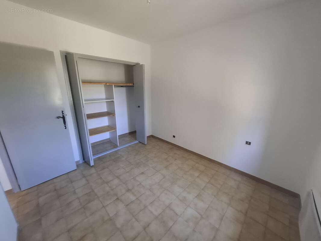 Maison de plain-pied avec cour et parking - photo 11