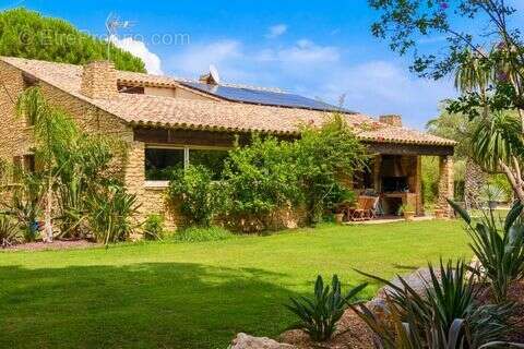 Maison 230 m² à Saint-Cyr-Sur-Mer  - photo 2