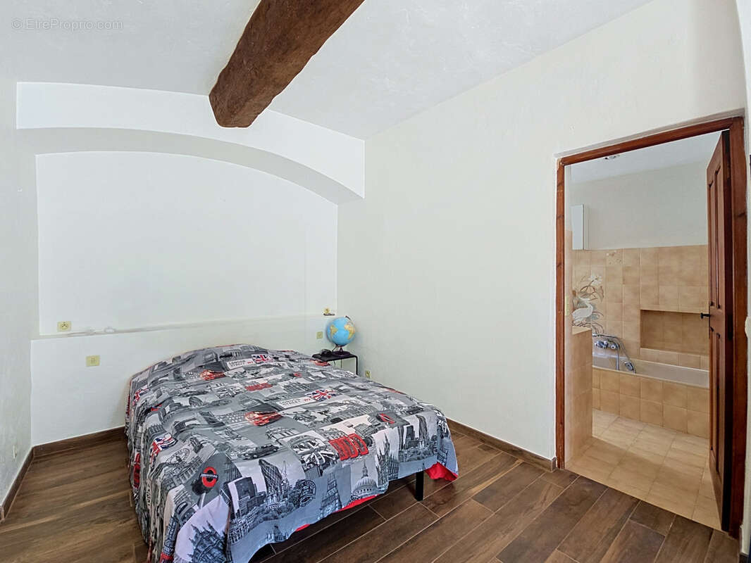 La colle-sur-loup   cœur de village   maison 4/5 pièces de 104 m2 avec jardin, dépendances et stationnements - photo 9
