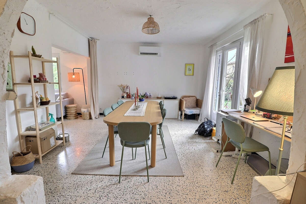 Maison à ENTRAIGUES-SUR-LA-SORGUE