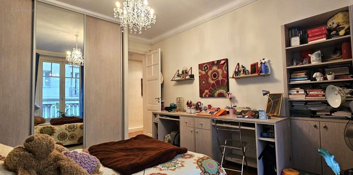 Chambre 2 - Appartement à NEUILLY-SUR-SEINE