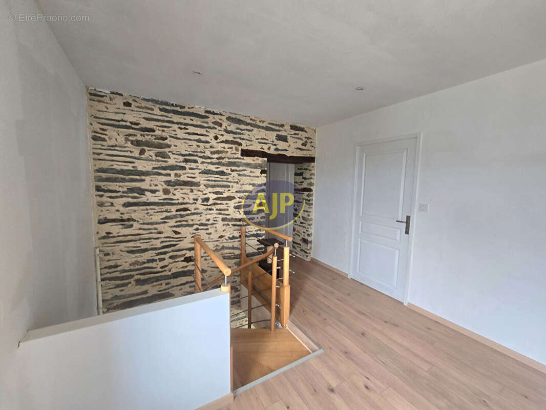 Maison à CONQUEREUIL