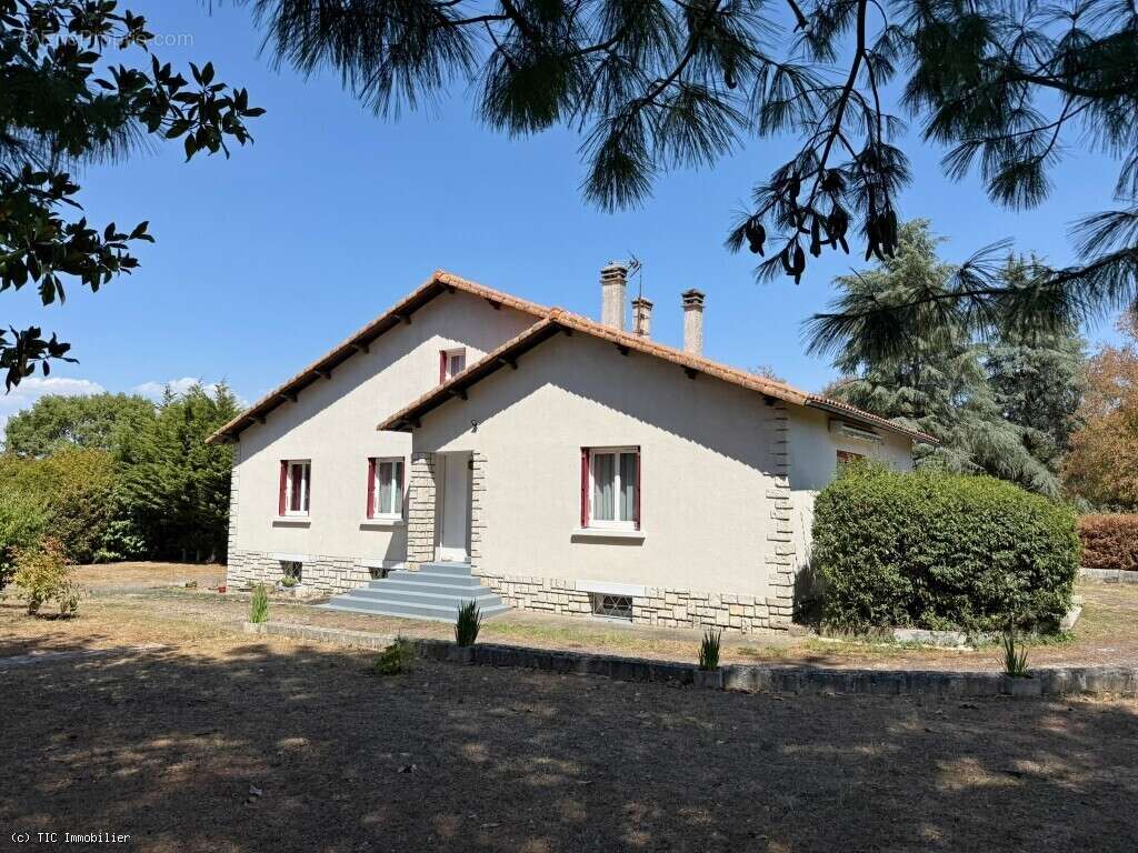 Exclusif : Grande Maison de Famille Dans le Village Médiéval de Verteuil-Sur-Charente - photo 2