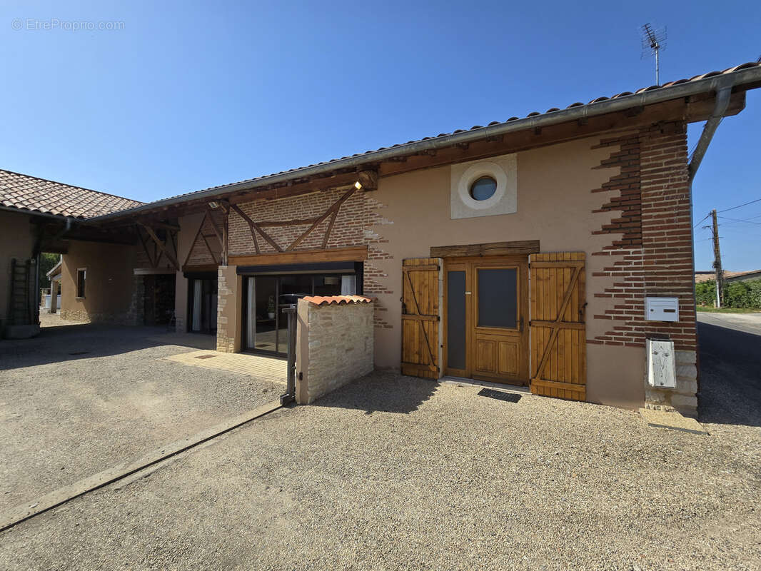 Maison à CRUZILLES-LES-MEPILLAT