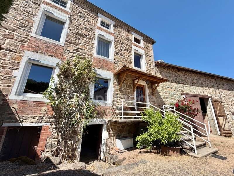 Maison de bourg de 100 m2, 3 chambres, terrain attenant de 371 m2 + 2450 m2 indépendant, 200 m2 de dépendances, caves, fibre opt - photo 26