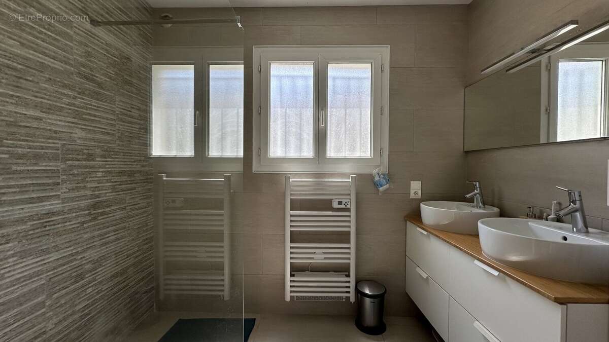 GOLF ET CENTRE VILLE VILLA A PIED POUR CETTE VILLA DE 6 Pièces de 150 m2 sur une parcelle de 800 m2 avec piscine - photo 12