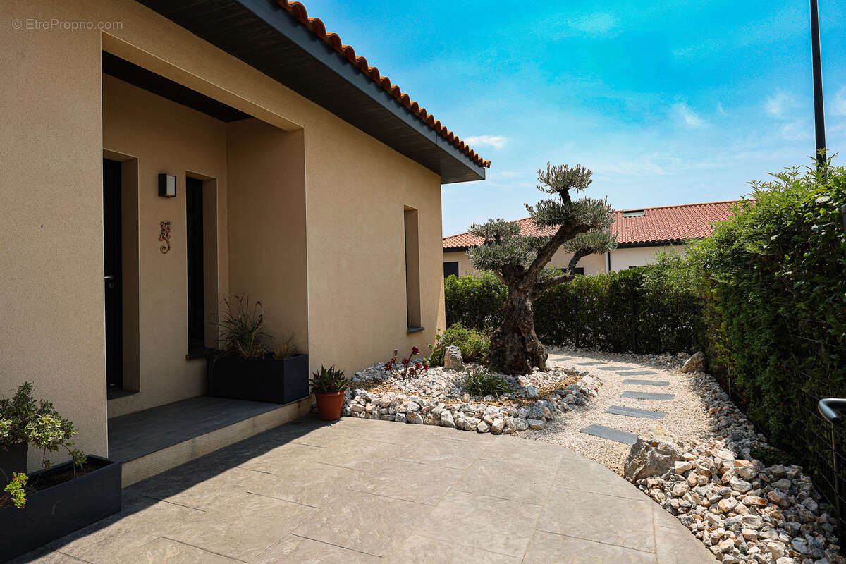 Villa t4 de qualité récente avec garage et piscine - dpe a - photo 15