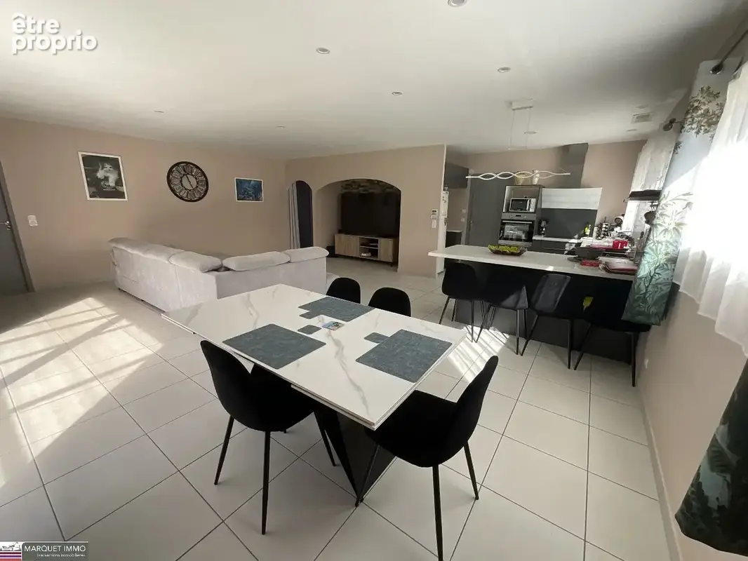 Villa T4 récente et fonctionnele, plain pied, offrant 155 m² en 4 faces sur 636 m² de terrain avec piscine et garage - photo 6