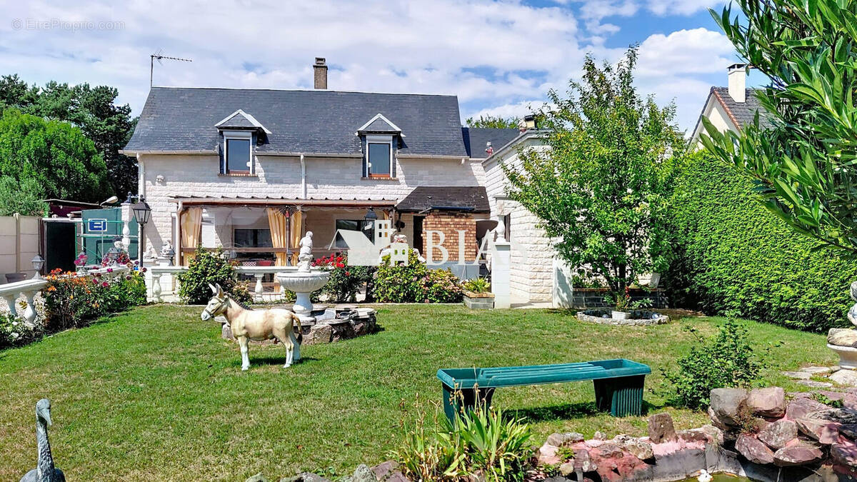 Maison à SAINT-OUEN-DE-THOUBERVILLE