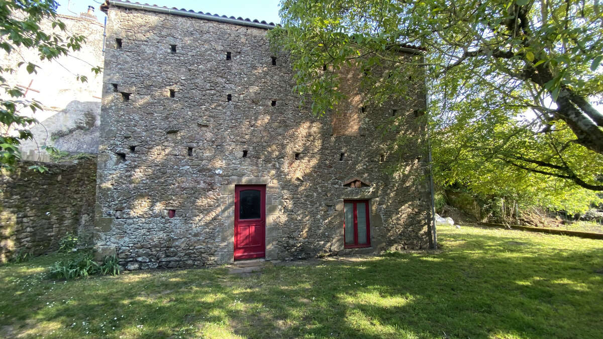 Maison de bourg et trés jolie dépendance 170 m2 et du terrain au centre de Tiffauges 232500 € frais d'agence i - photo 2