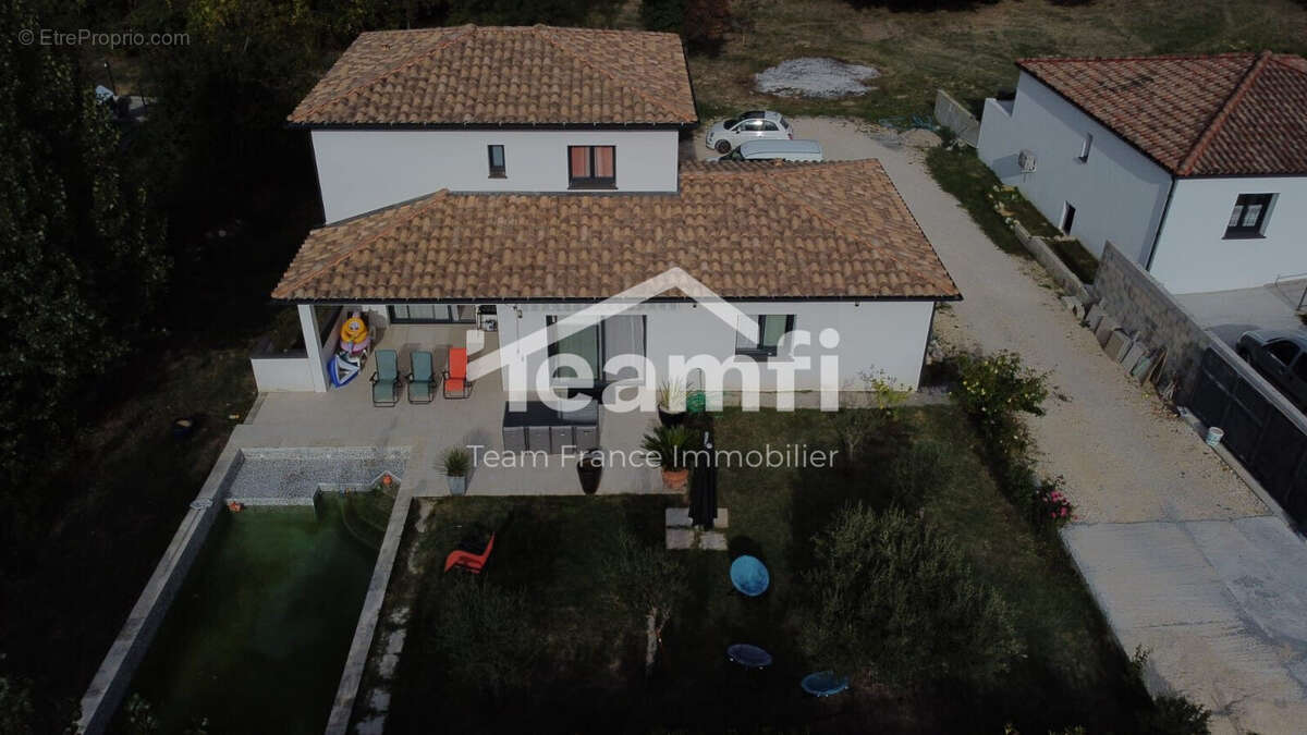 Maison à SAINT-HILAIRE-DE-BRETHMAS