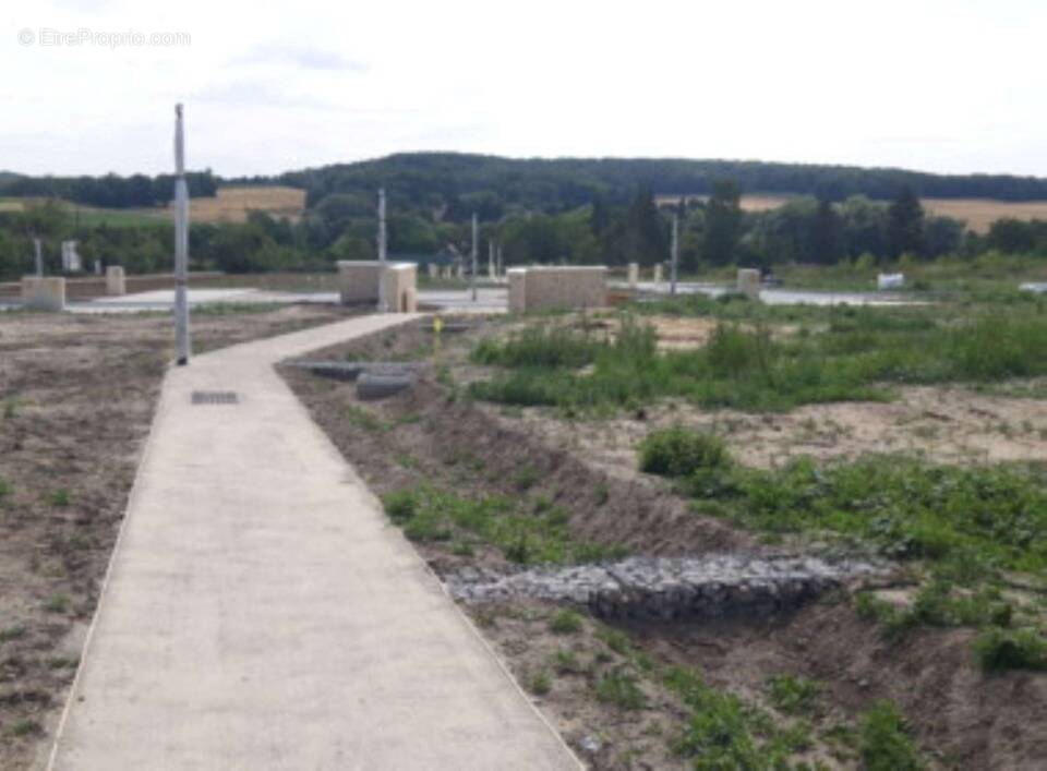 Terrain à SAINT-CYR-SOUS-DOURDAN