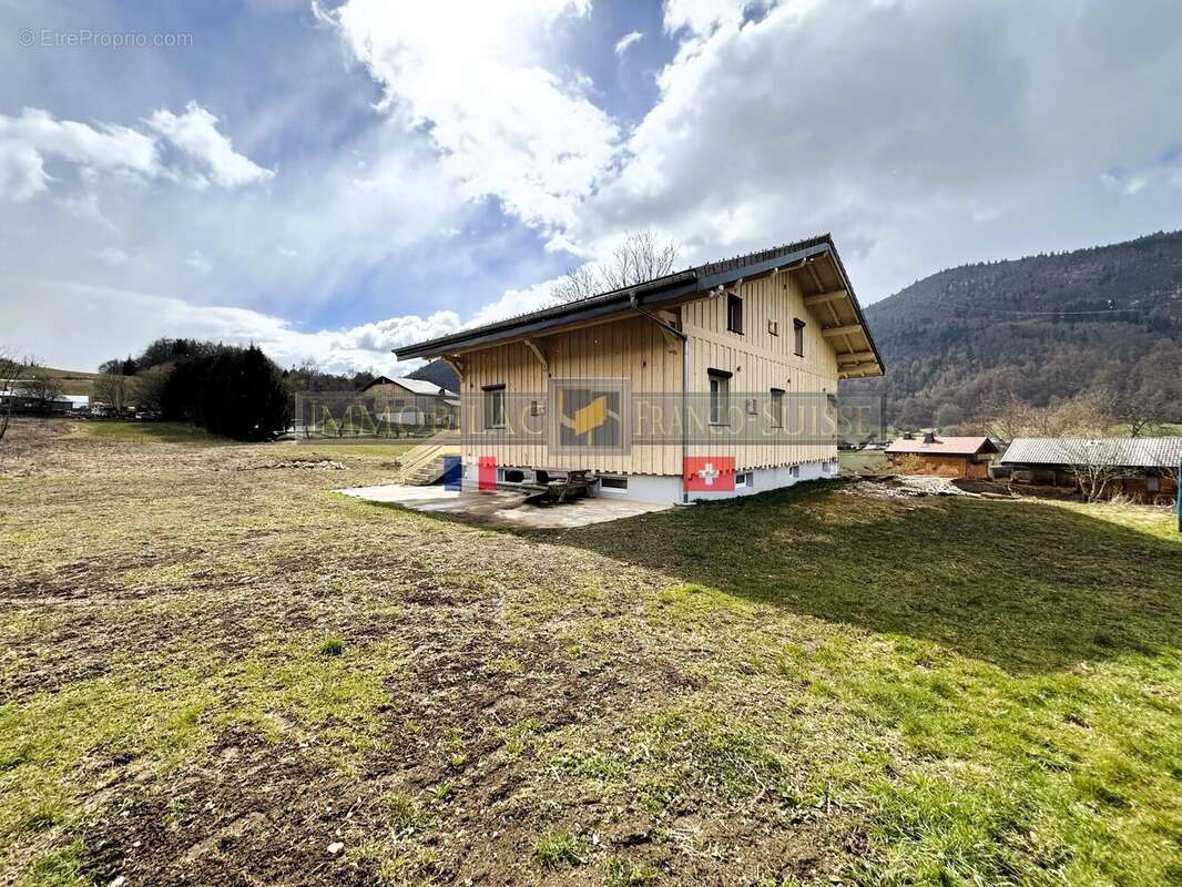 Onnion – chalet familial d’environ 300 m², 5 chambres, terrain de 4 484 m² et vue montagnes - photo 2
