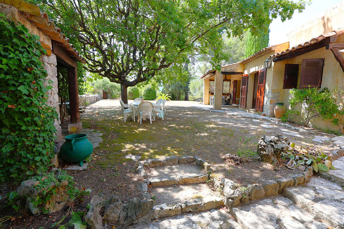 Maison Peymeinade Type Mas provençal avec piscine et terrain de 3190 m² - photo 6