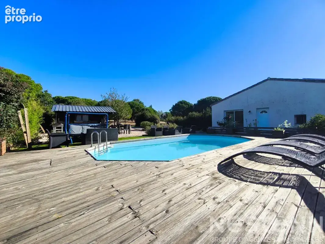 Villa de plain-pied de 158 m² avec studio, piscine et 1,5 hectare de terrain - photo 17