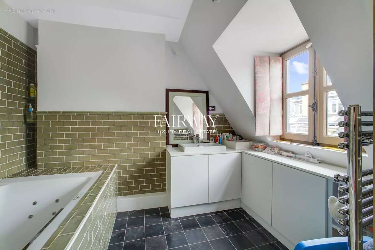 Appartement à PARIS-17E