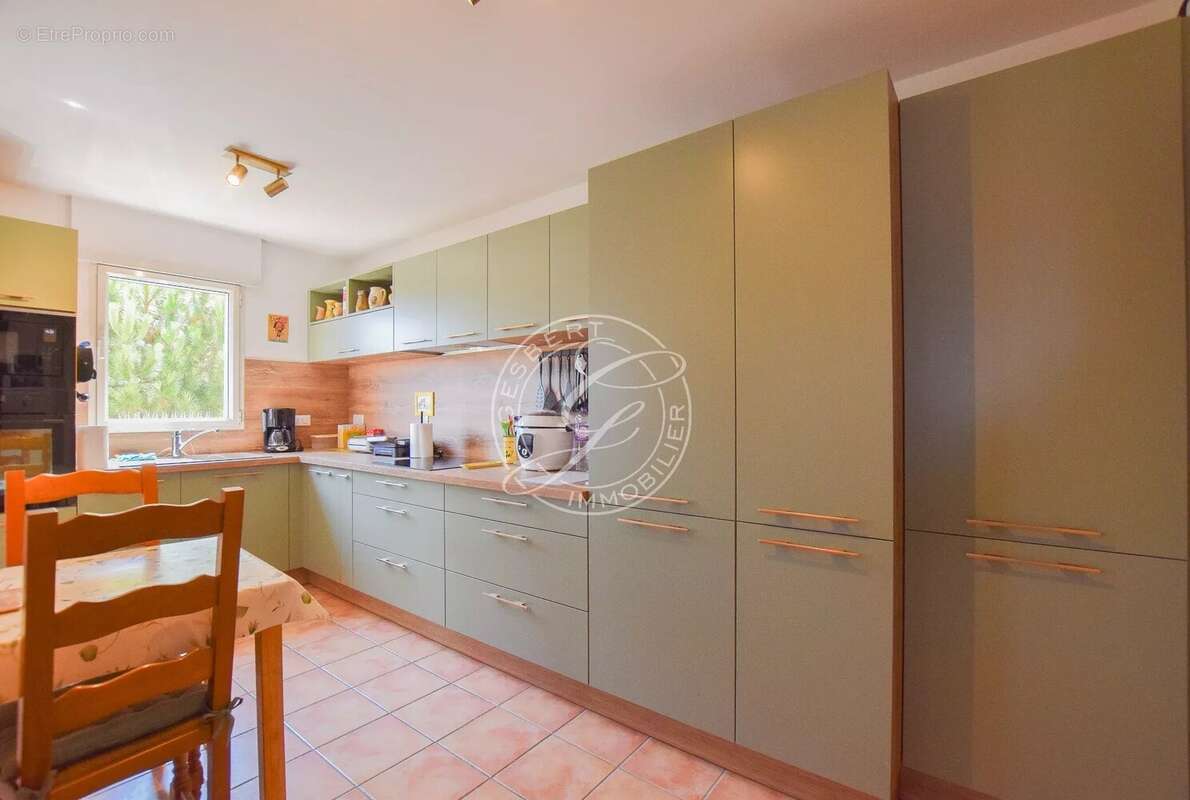 DRAGUIGNAN – Appartement T5 de 123 m² habitables avec véranda, ascenseur et parking privatif - photo 5