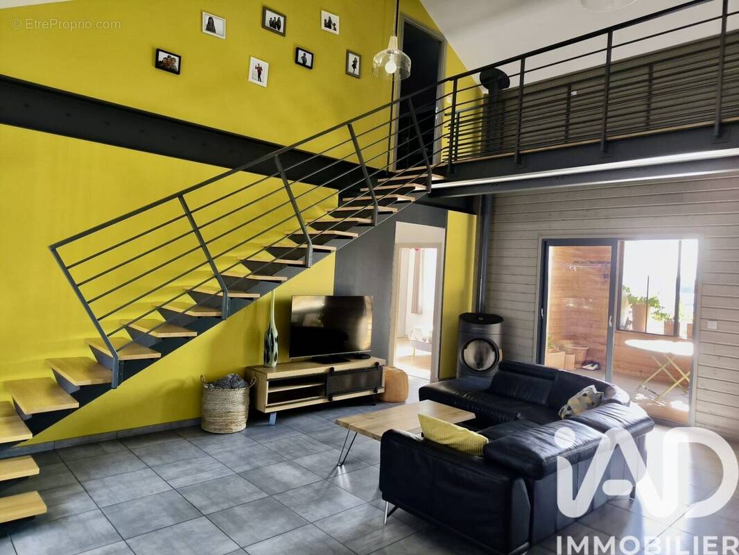 Photo 1 - Commerce à CHAZELLES-SUR-LYON