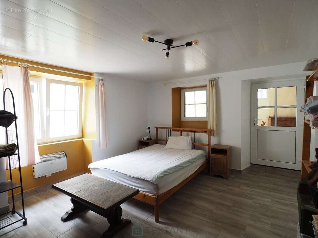Remungol - Immeuble 157 m² + 50 m² complémentaires avec petit espace jardin intérieur - photo 7