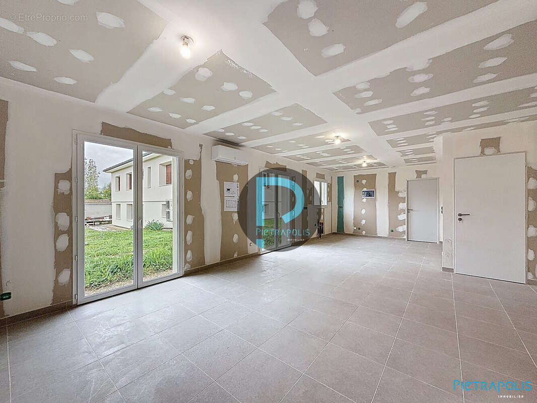 espace vie:vue coin salon - Maison à MEZERIAT