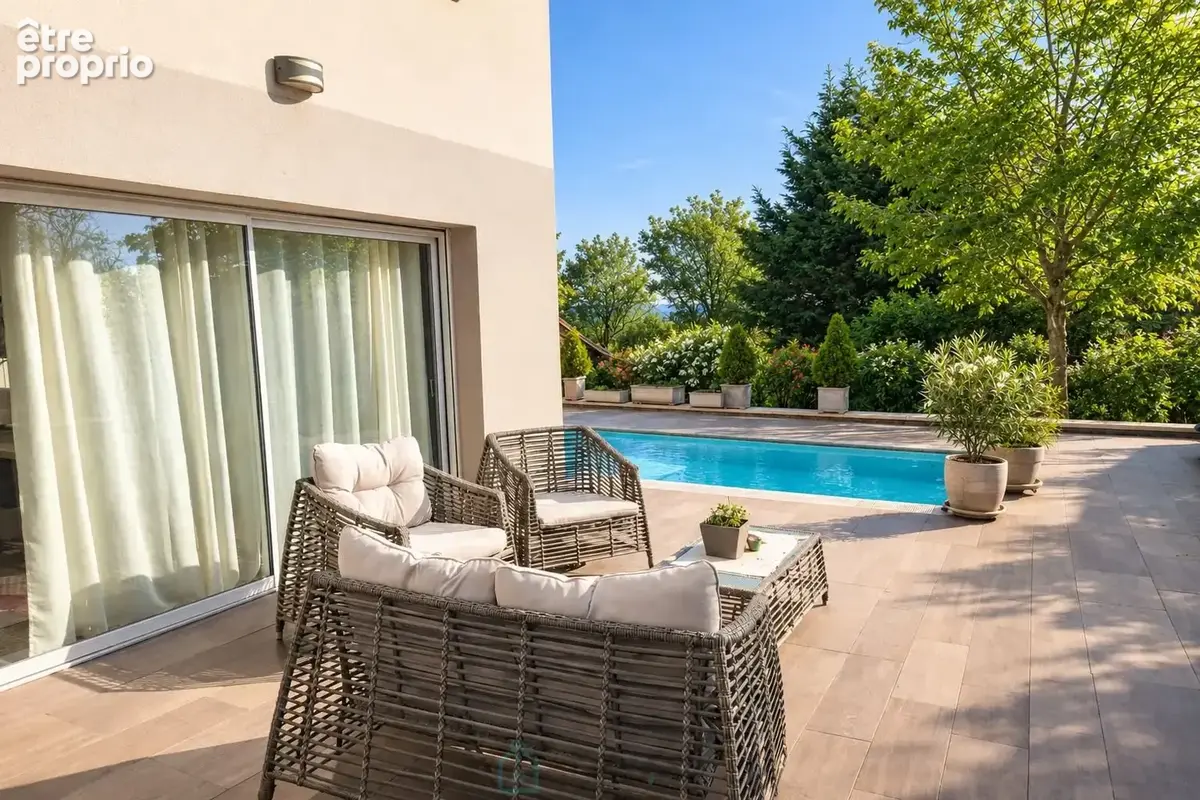Belle villa mitoyenne familiale de 135 m² avec piscine chauffée -Collonges-Secteur Ecorans- 618.000  - photo 10