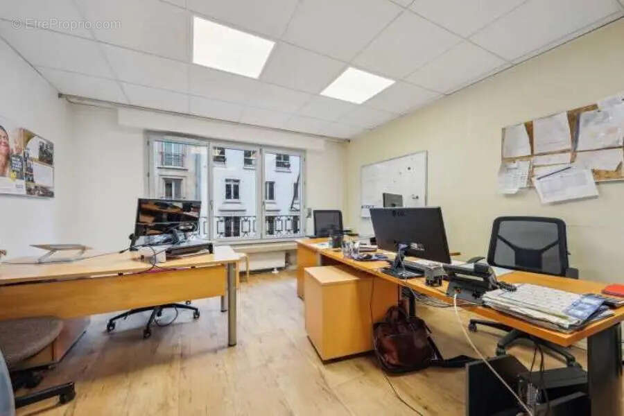 Commerce à PARIS-8E