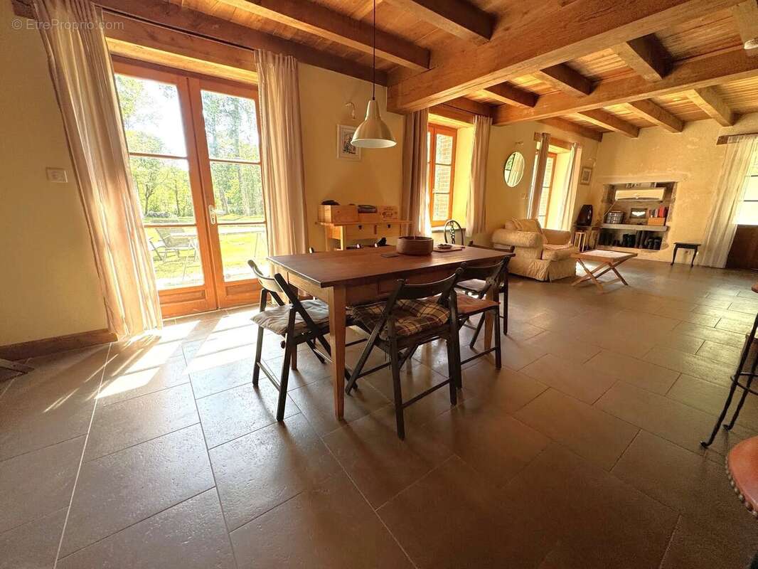 Propriété de caractère, indépendante, avec de vastes jardins privés et un bois - photo 7