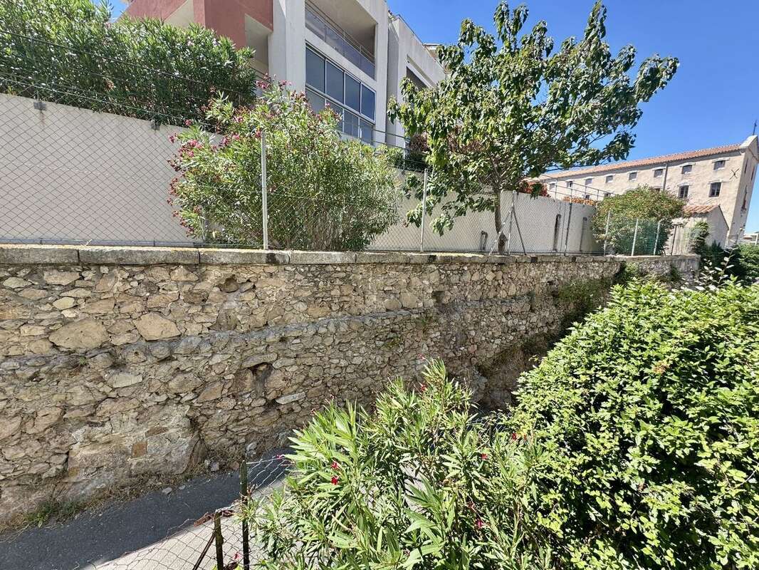 Sete quartier haut - appartement trois pieces et garage - photo 2