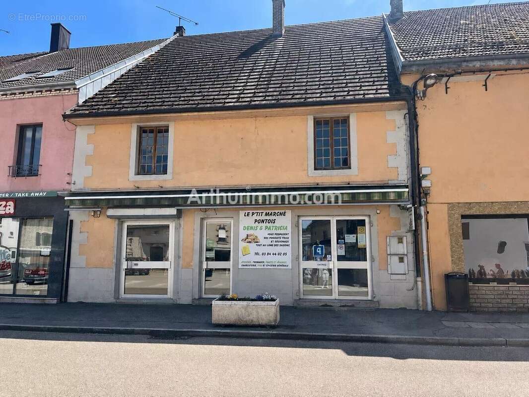 Commerce à PONT-DE-POITTE