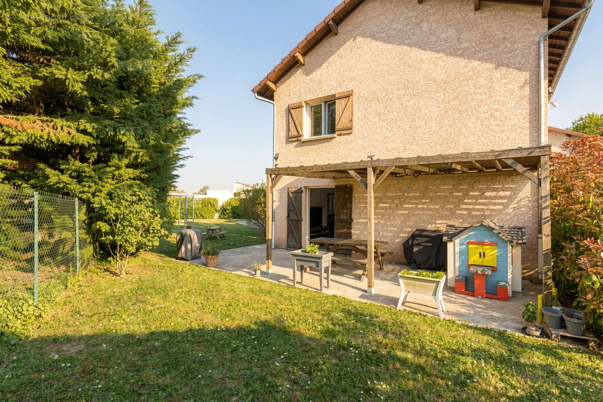 Maison à NIVOLAS-VERMELLE