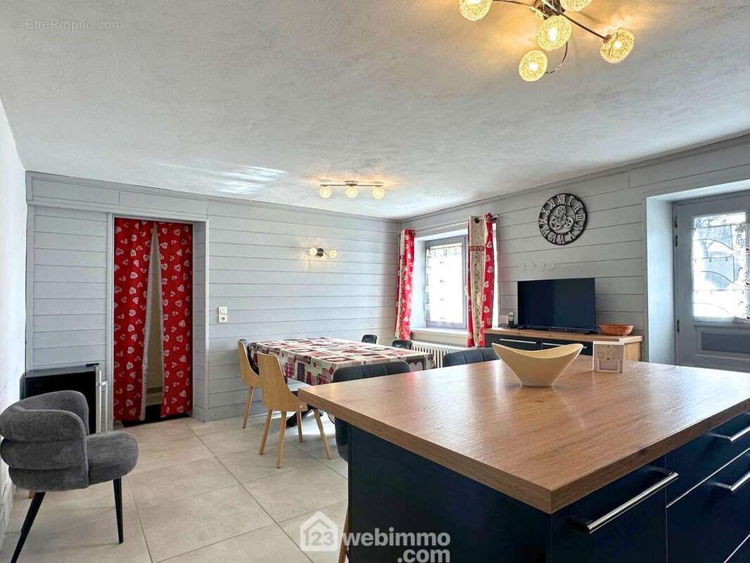Pour plus de convivialité, elle s?ouvre sur la salle à manger, idéale pour passer de bons moments entre amis ou en famille.