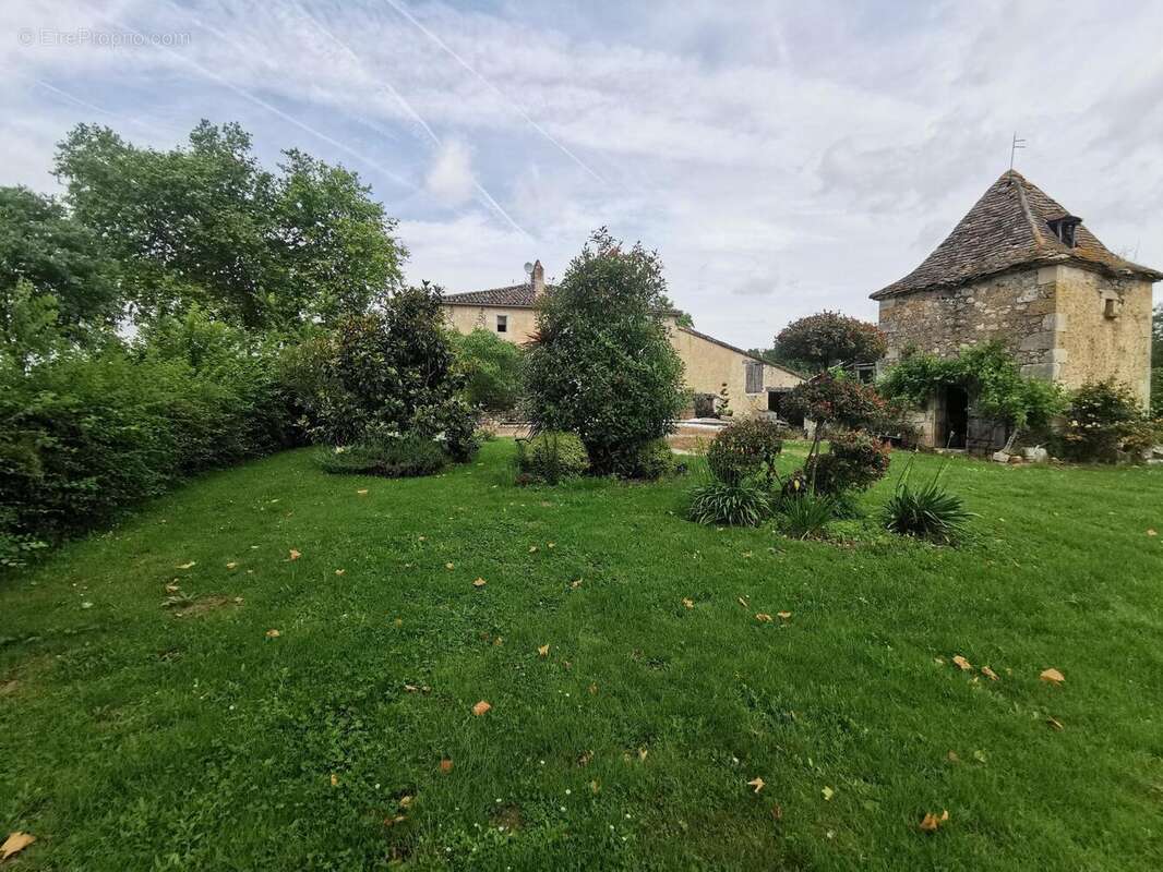Maison 244 m² à Pergain-Taillac  - photo 6
