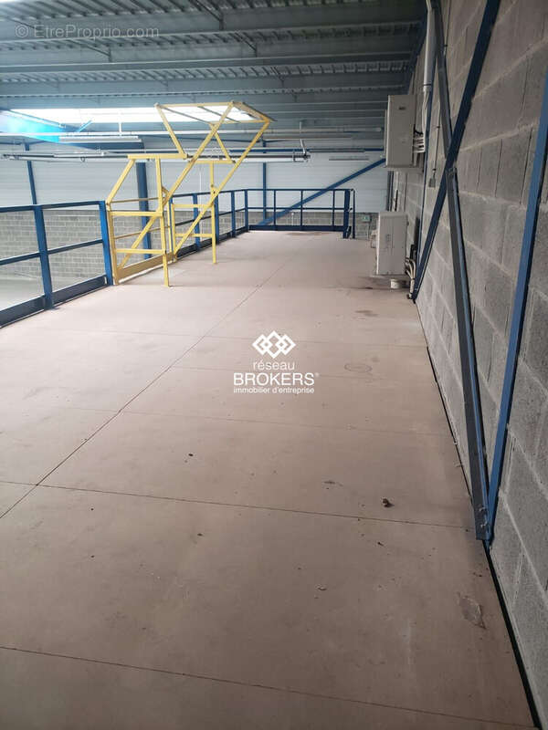 Commerce 1500 m² à Magny-En-Vexin  - photo 3