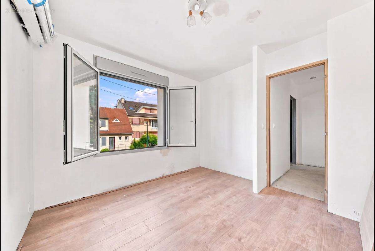Maison de 7 pièces de 150 m² à Villejuif - photo 8