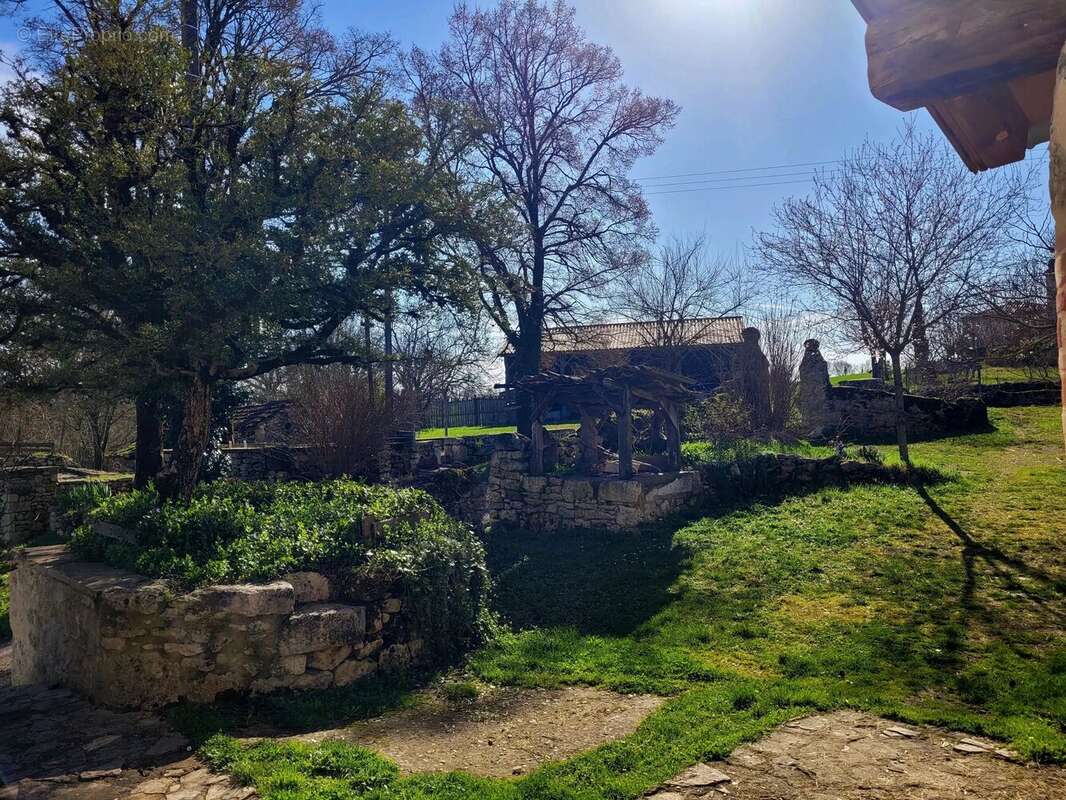 Maison à MONTAIGU-DE-QUERCY