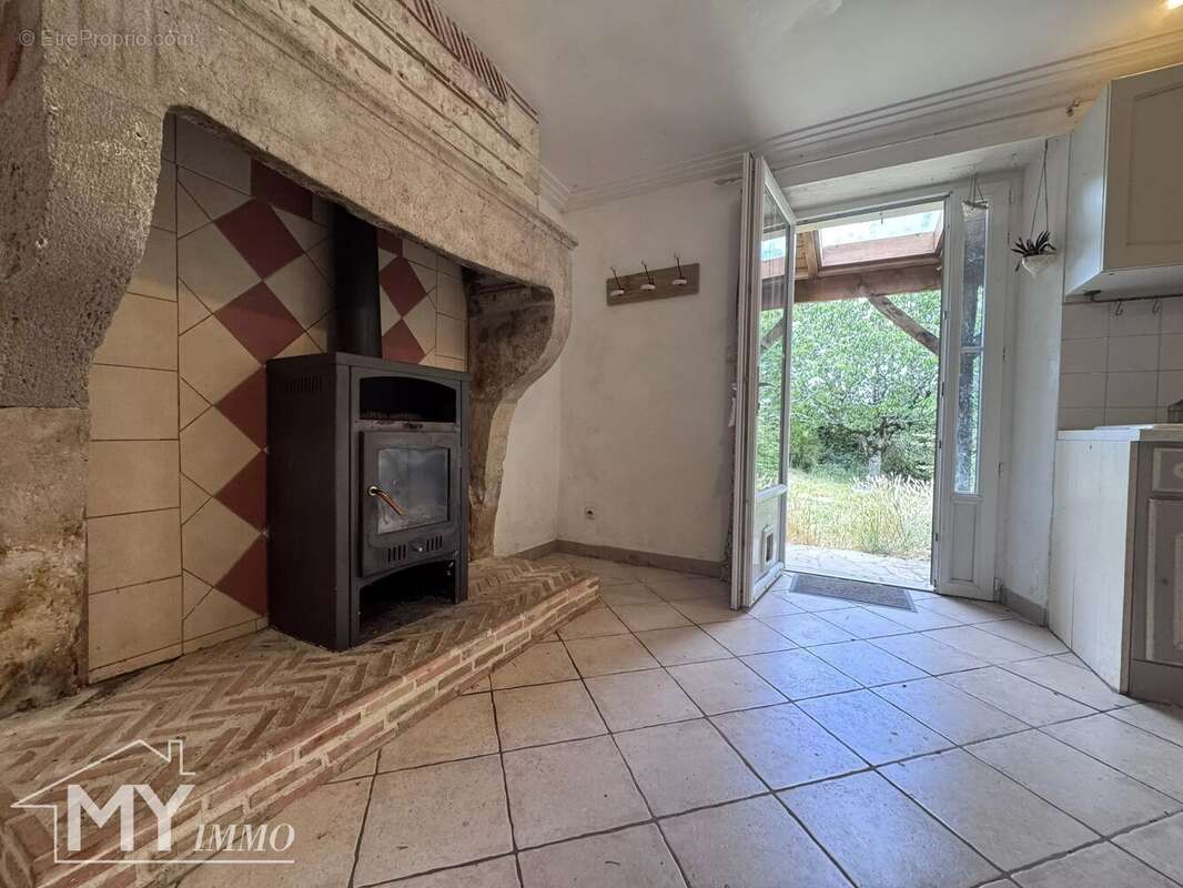 SAINT MÉARD DE GURÇON – Maison en pierre avec grange - photo 2