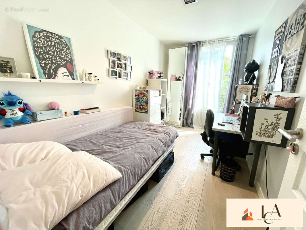 Chambre 2 de 9,29 m² - Appartement à NEUILLY-SUR-SEINE