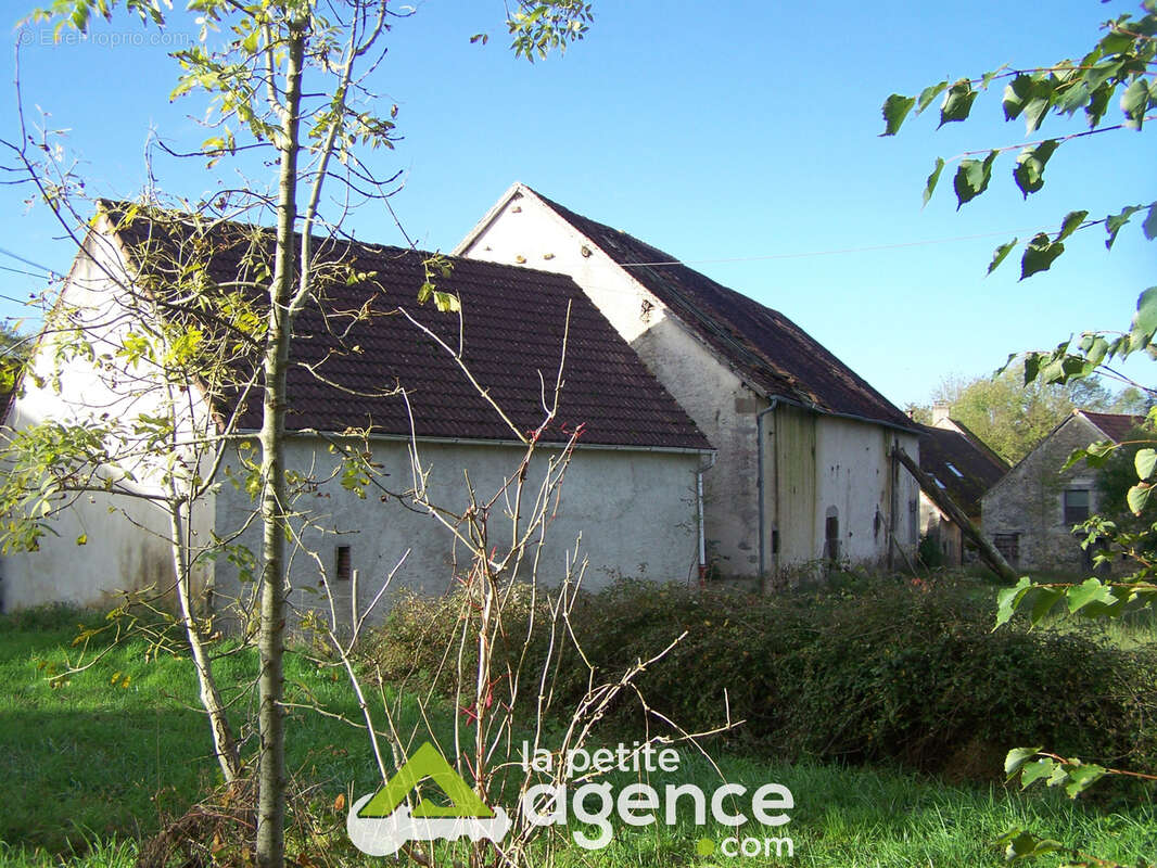Terrain à LUSSAC-LES-EGLISES