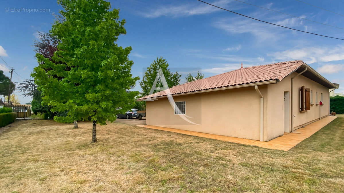 Maison de plain-pied avec jardin paysagé et dépendance à Saint-Vite - photo 4